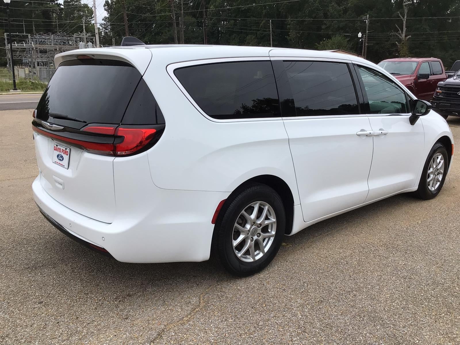 2025 Chrysler Pacifica Select
