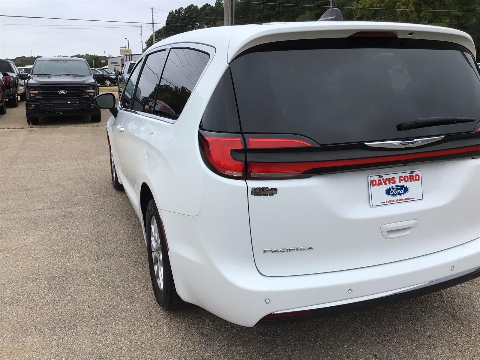 2025 Chrysler Pacifica Select