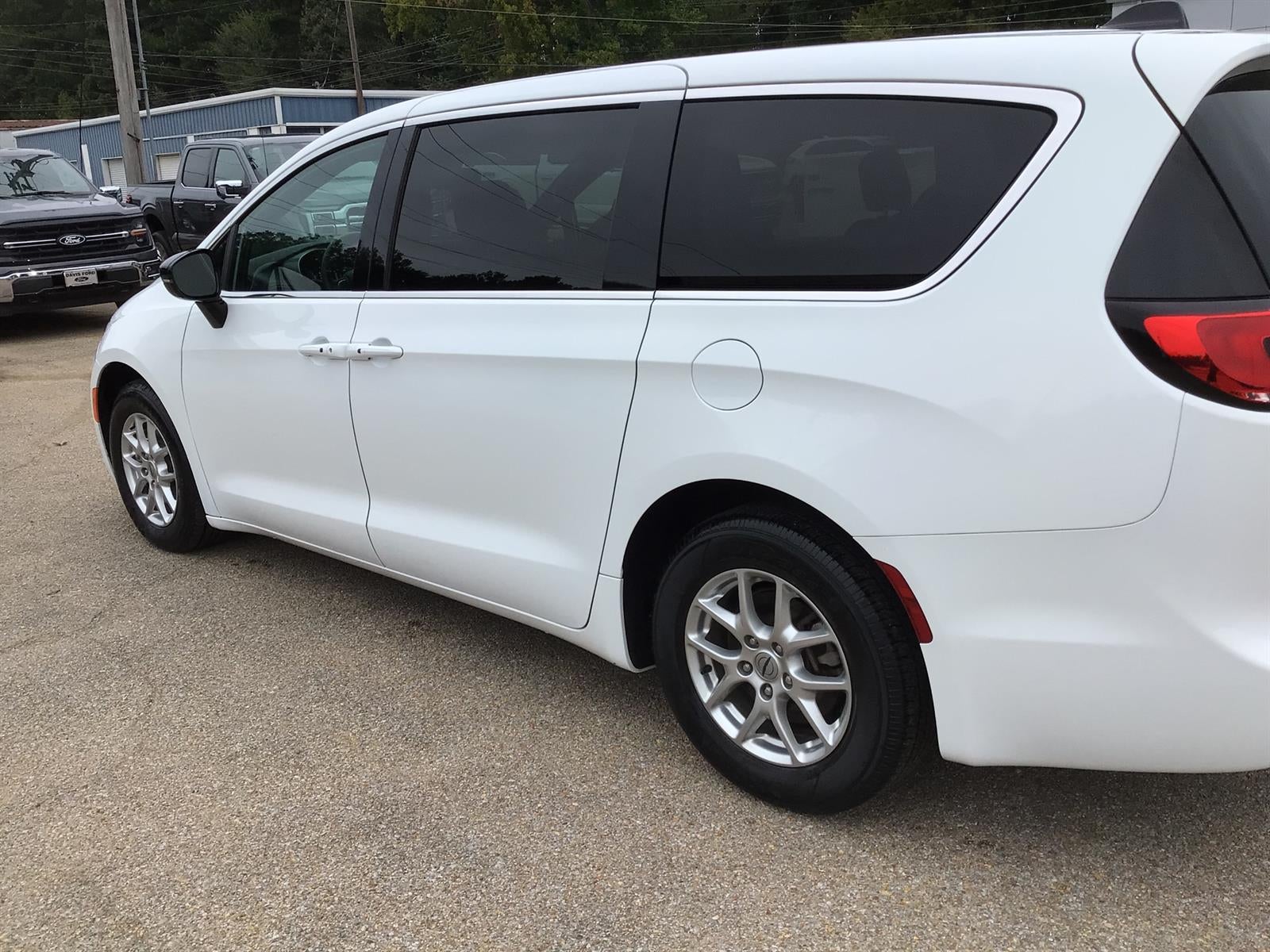 2025 Chrysler Pacifica Select