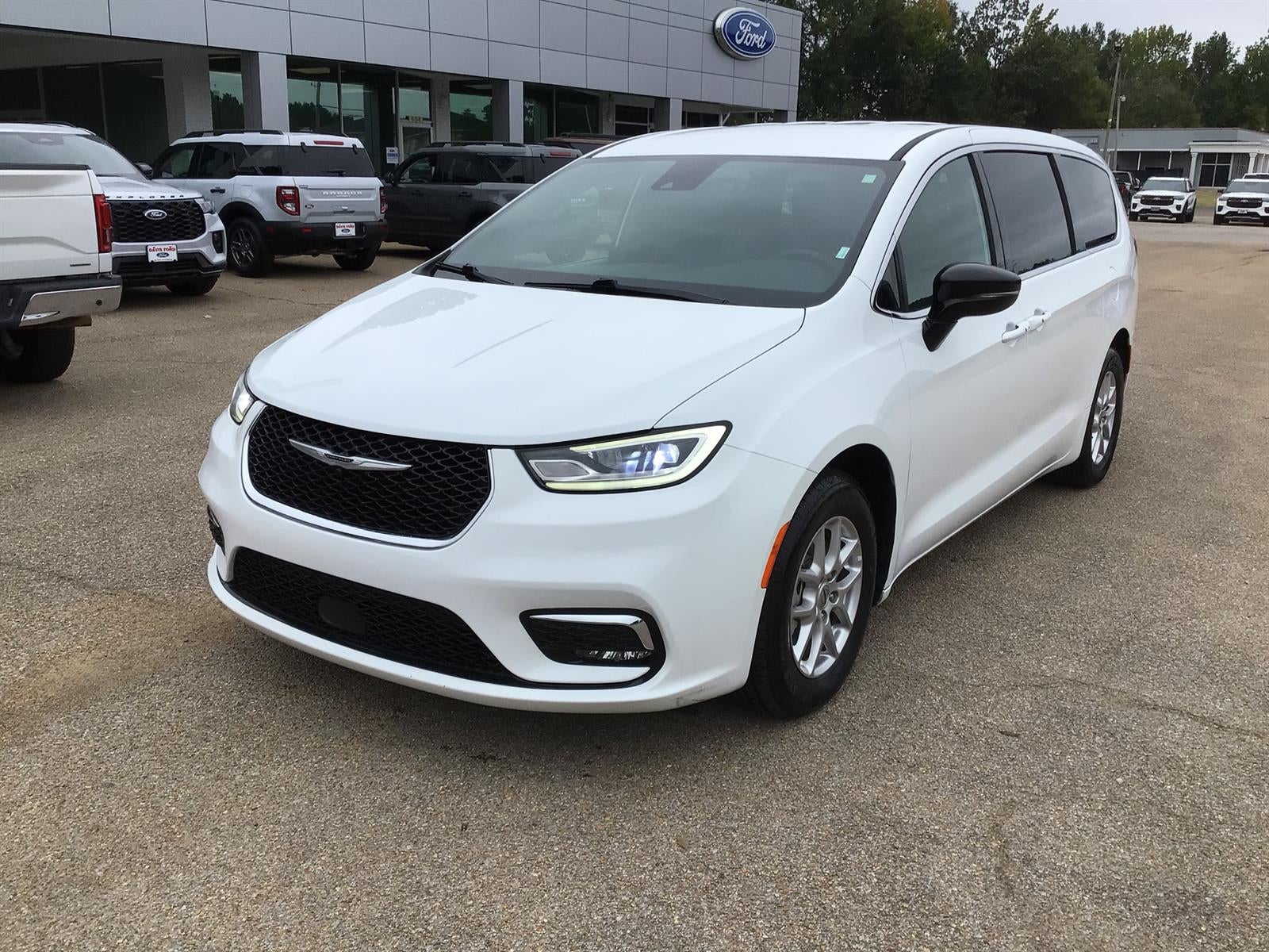 2025 Chrysler Pacifica Select