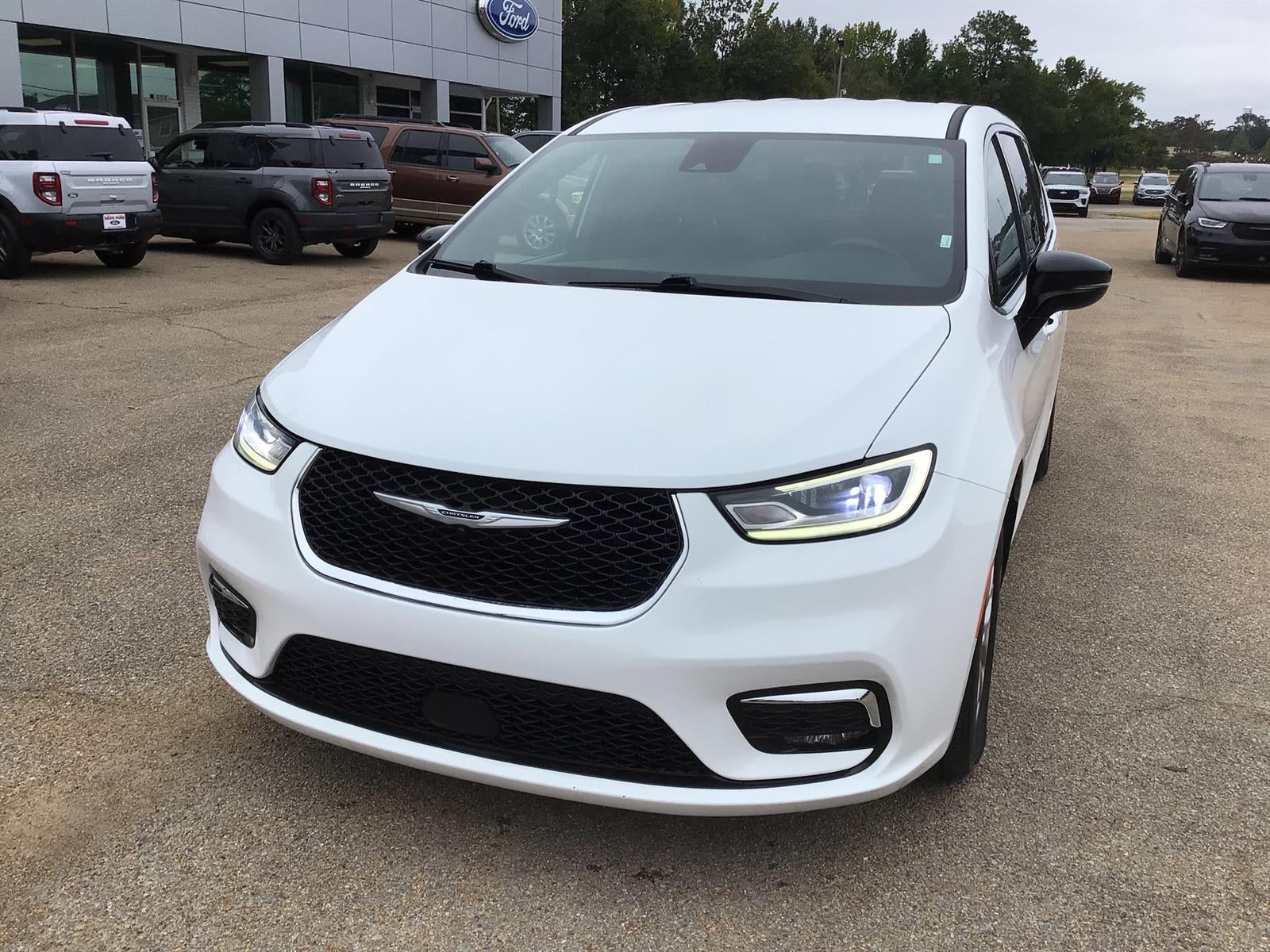 2025 Chrysler Pacifica Select