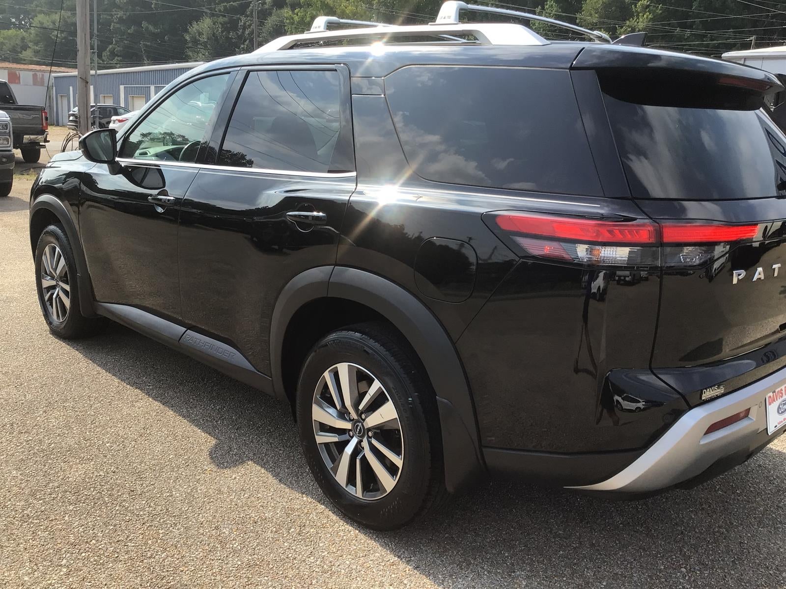2024 Nissan Pathfinder SL